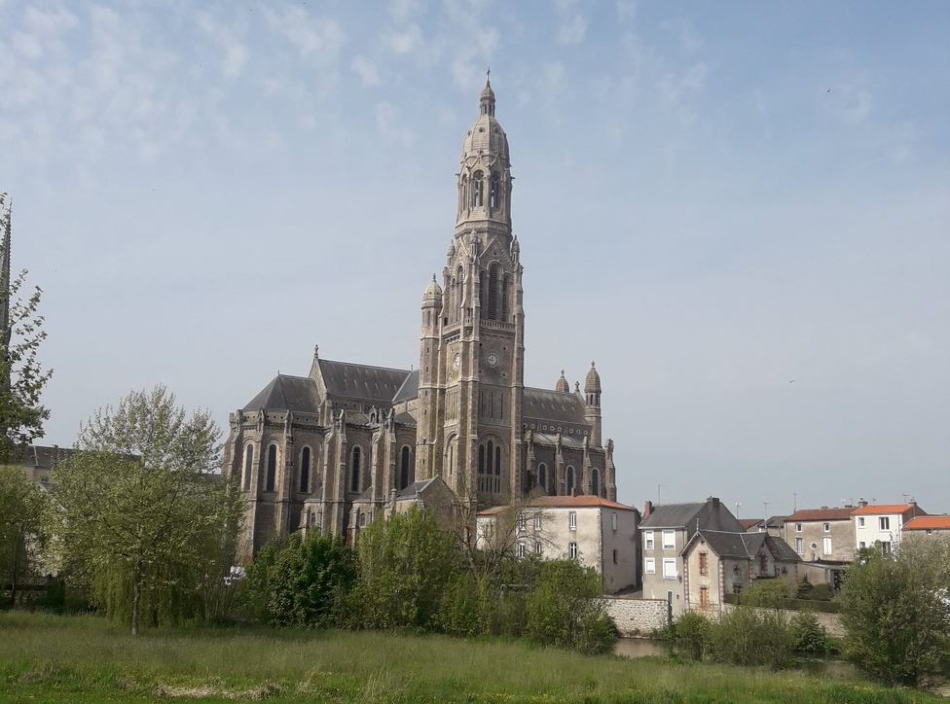 Basilique St LM Grignion de Montfort (St-Laurent-sur-Sèvre)